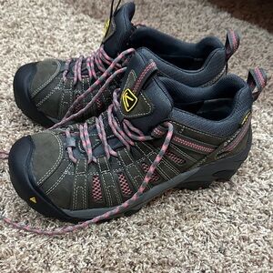 NEW Keen Outdoor Shoes with Pink and Black Highlights size 39 Steel Toee